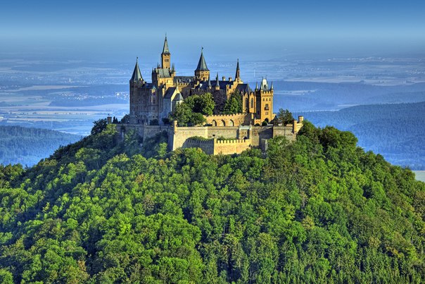 Замок Гогенцоллерн — замок-крепость, 50 км южнее Штутгарта. Считается вотчиной Гогенцоллернов — династии, возвысившейся на протяжении средневековья и правившей Пруссией и Бранденбургом до конца Первой мировой войны. Замок расположен на вершине горы Гогенцоллерн на высоте 855 метров и находится недалеко от населенных пунктов Хехинген и Бизинген, в федеральной земле Баден-Вюртемберг.