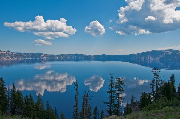 Озеро Кратер, США. Самое глубокое озеро в Соединенных Штатах образовалось более 7 000 тысяч лет назад — после разрушения вулкана Маунт-Мазама. 
