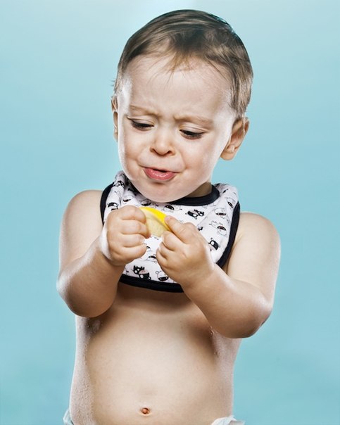 Фотограф Дэвид Уайл (David Wile) запустил новый проект,  жертвами” которого стали малыши, которым предстояло впервые в жизни попробовать лимон на вкус. Фотосерия, получившая название Pucker, представляет их неподдельные и забавные реакции на  новинку”.