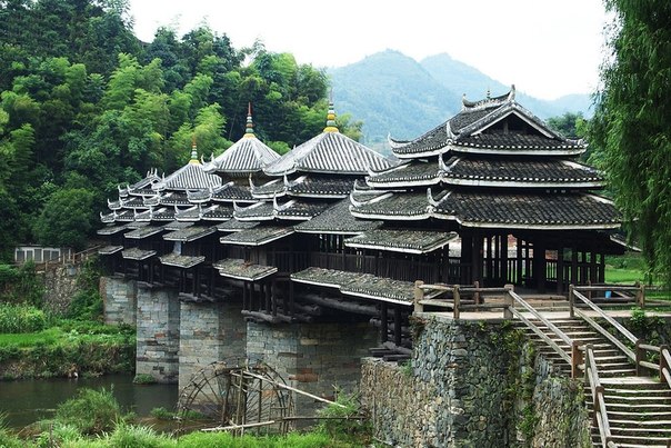 Мост дождя и ветра через реку Санцзян в китайской провинции Ченьянь был построен из дерева и камня без использования гвоздей. 