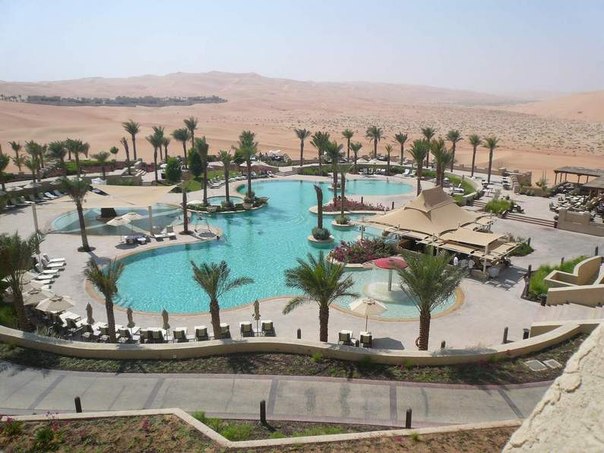 Пятизвездочный отель Qasr Al Sarab («Дворец-мираж») в эмирате Абу-Даби (ОАЭ) – это настоящий оазис посреди песков пустыни Лива. Отсюда открывается удивительный вид на песчаные дюны днем и величественное звездное небо ночью. Гостиница предлагает путешественникам отдых в восточных традициях, роскоши и современном стиле. 