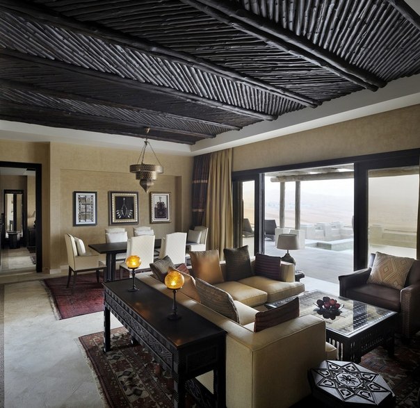 Пятизвездочный отель Qasr Al Sarab («Дворец-мираж») в эмирате Абу-Даби (ОАЭ) – это настоящий оазис посреди песков пустыни Лива. Отсюда открывается удивительный вид на песчаные дюны днем и величественное звездное небо ночью. Гостиница предлагает путешественникам отдых в восточных традициях, роскоши и современном стиле. 