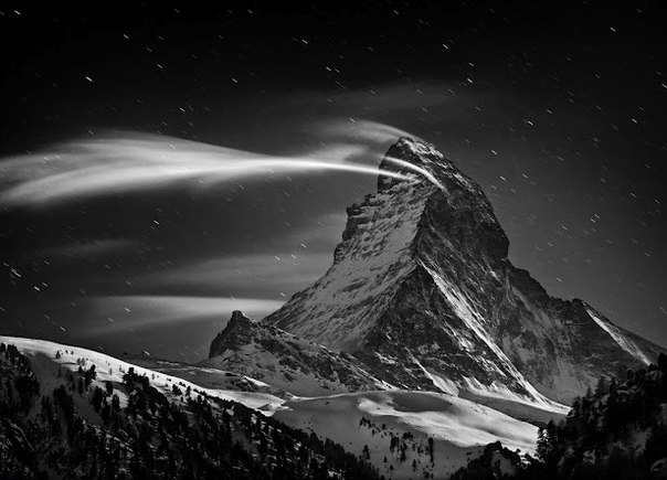 Гора Маттерхорн в лунном свете, Швейцария. 