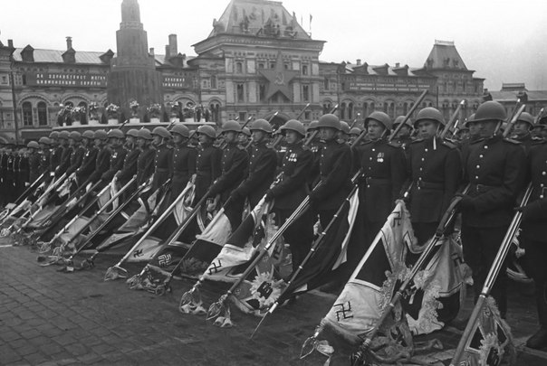 Парад Победы. Советские солдаты с поверженными штандартами гитлеровских войск. 