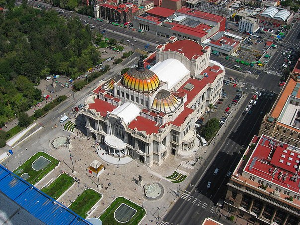 Дворец изящных искусств — оперный театр в Мехико, построенный из каррарского мрамора и отличающийся исключительной пышностью декора в стилях боз-ар и ар-деко.