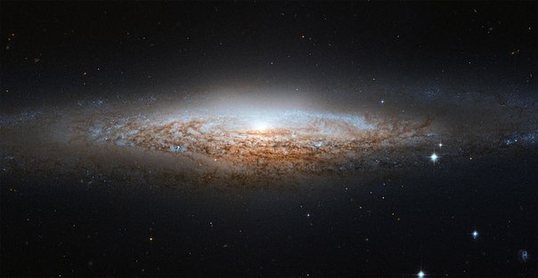 Галактика NGC 2683 из созвездия Рыси, видимая практически с ребра, что придает ей сходство с классической формой космического корабля из научно-фантастических произведений.