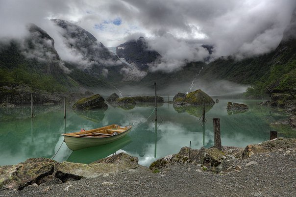 Горное озеро у подножья норвежского ледника Фолгефонна.