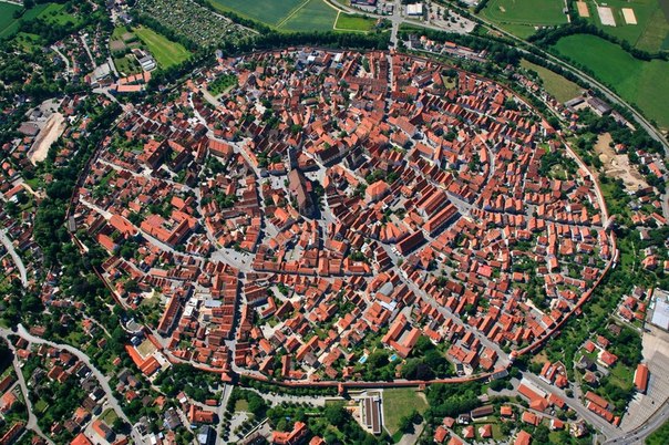 Нёрдлинген — город в Германии, районный центр, расположен в земле Бавария. Город расположен в середине сложного метеоритного кратера. Нёрдлинген был также был местом двух сражений во время Тридцатилетней войны. Сегодня это один из трех городов в Германии, который имеет полностью сохранившиеся городские стены