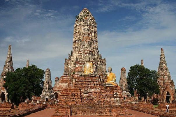 Ват-Чайваттханарам — храм в бывшей столице Таиланда Аюттхае, за пределами острова, на левом берегу реки Чаупхрайя. Ват был основан в 1630 году царём Прасаттхонгом и разрушен при взятии Аюттхаи бирманцами в 1767 году, в настоящее время находится в руинированном состоянии. Как часть исторической Аюттхаи, входит в список всемирного наследия ЮНЕСКО.