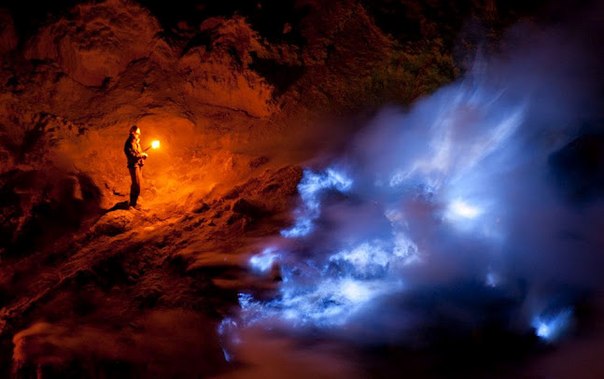 Синее пламя рядом с рабочим - это горящая сера. Здесь, в кратере вулкана Кава Иджен в Индонезии, серу добывают, чтобы использовать ее затем в различных отраслях промышленности, например, при производстве резины или сахара. 