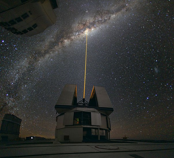 Создание искусственной звезды на высоте 90 км на фоне центральной части Млечного Пути при помощи лазерного оборудования телескопа Йепун Паранальской обсерватории (Чили). Звезда используется для тонкой настройки оптических систем.