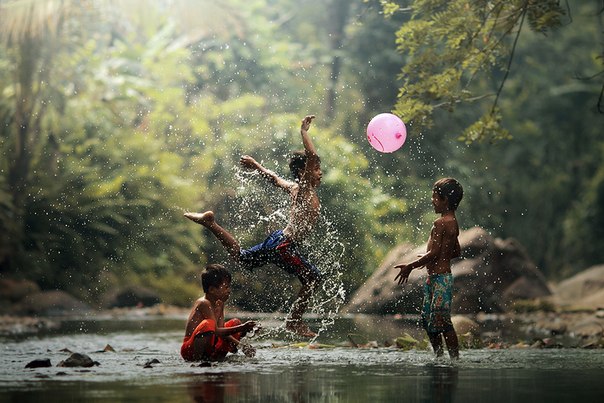 Мальчишки играют в мяч, Джакарта, Индонезия