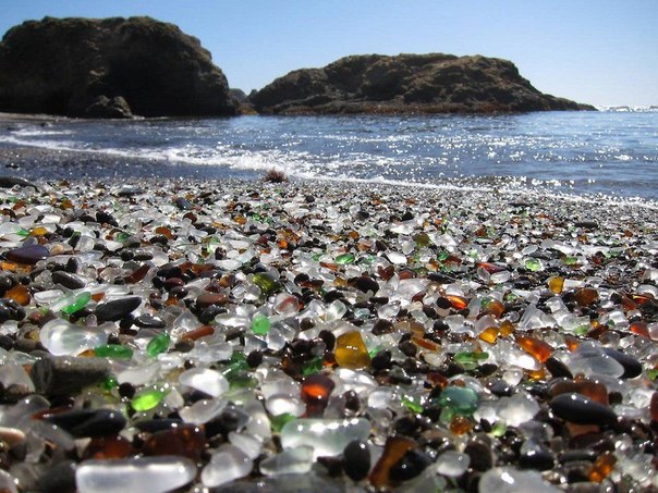 Стеклянный Пляж находится в Национальном парке Маккеррикэра около Форт-Брэгга, Калифорния. Он изобилует стеклами, отшлифованными океаном в области береговой линии около северной части города.