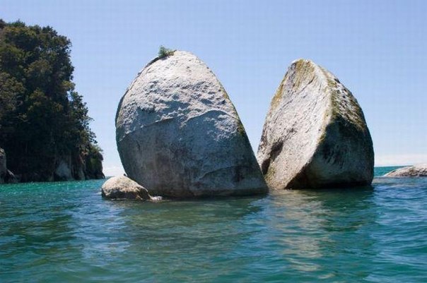Камень Split Apple Rock в заливе Тасман...