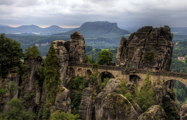 Саксонская Швейцария — национальный парк, расположенный в Саксонии, Германии. Включает в себя геологический регион — Саксонская Швейцария. На территории 93-х квадратных километров раскинулся уникальный горный ландшафт. Основа национального парка была заложена ещё в 1956 в ГДР в рамках Программы национальных парков Германии.