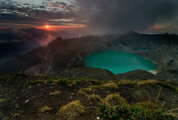 Келимуту — вулкан на индонезийском острове Флорес высотой в 1639 м. Из-за трёх кратерных озёр, из которых каждое окрашено в свой цвет, Келимуту является популярной туристической достопримечательностью. Последнее известное извержение имело место в 1968 году.