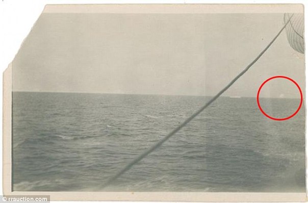 Это единственная и оригинальная фотография именно того самого айсберга, который потопил Титаник.