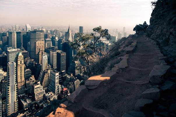 Как будет выглядеть район Нью-Йорка с самой плотной застройкой Манхэттен, если его поместить на дно Гранд-Каньона? Таким необычным вопросом задался швейцарский фотограф Gus Petro.