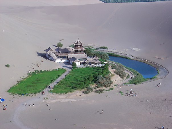 Удивительный оазис озера Юэяцюань