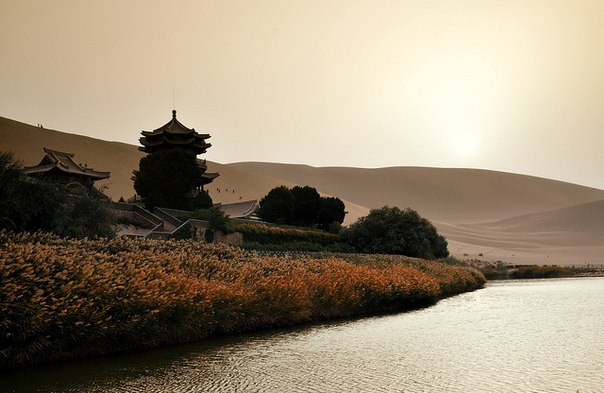 Удивительный оазис озера Юэяцюань