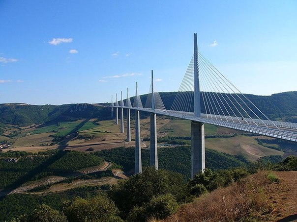 Виадук Милло в Южной Франции – самый высокий автомобильный мост в мире, высотой в 343 метра. Мост выше Эйфелевой Башни на 37 метров, и на несколько метров ниже, чем Эмпайр Стейт Билдинг.