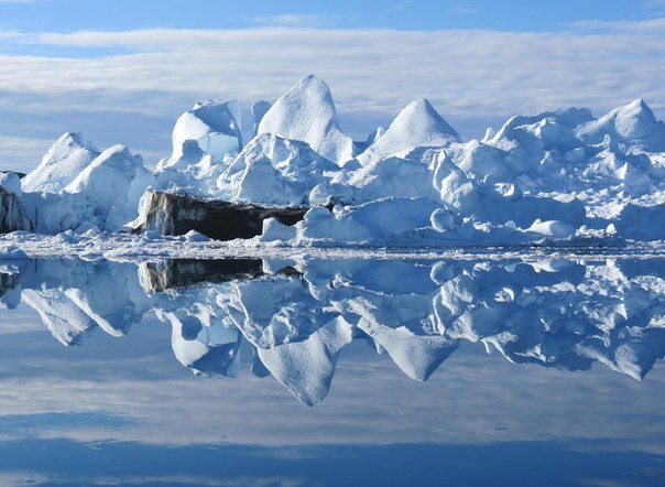 Отражение айсбергов в бухте Илулиссата, Гренландия. 