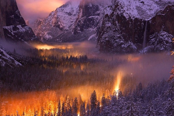 Туман над долиной Йосемити, Сьерра-Невада, штат Калифорния, США, освещенный огнями фар проезжих машин. 