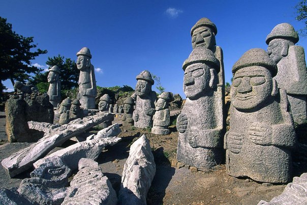 Тольхарубан - уникальное каменное изваяние острова Чеджудо в Южной Корее. 
