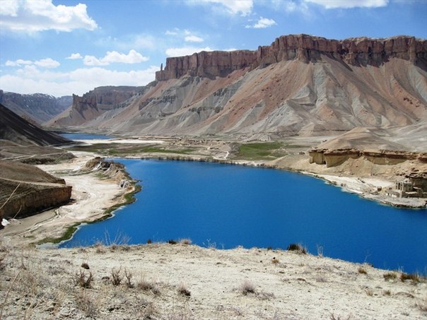 Афганистан производит впечатление засушливой местности с горными ландшафтами, бесконечными пустынями и глинобитными домами населения. Но посреди этого угнетающего пейзажа находятся впечатляющие озера с невероятно синей водой, которая похожа на чернила. 