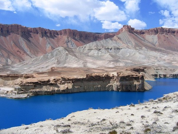 Афганистан производит впечатление засушливой местности с горными ландшафтами, бесконечными пустынями и глинобитными домами населения. Но посреди этого угнетающего пейзажа находятся впечатляющие озера с невероятно синей водой, которая похожа на чернила. 