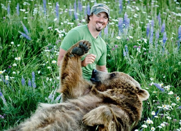 Невероятная история дружбы человека и медведя Гризли