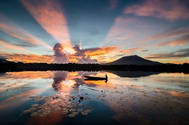 Предрассветные лучи на озере Сампалок, Манила, Филлипины