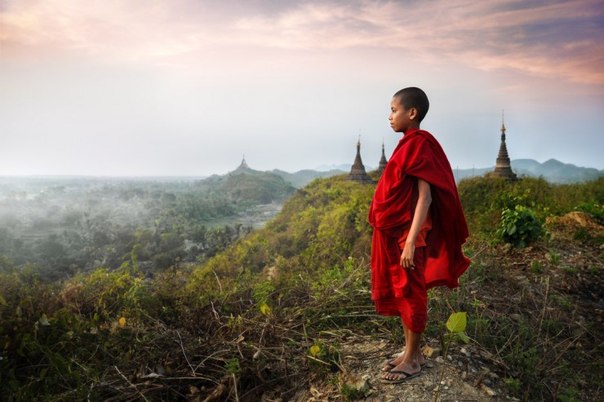 "Моё королевство". Мальчик любуется пейзажем в Мраук-У, Мьянма.