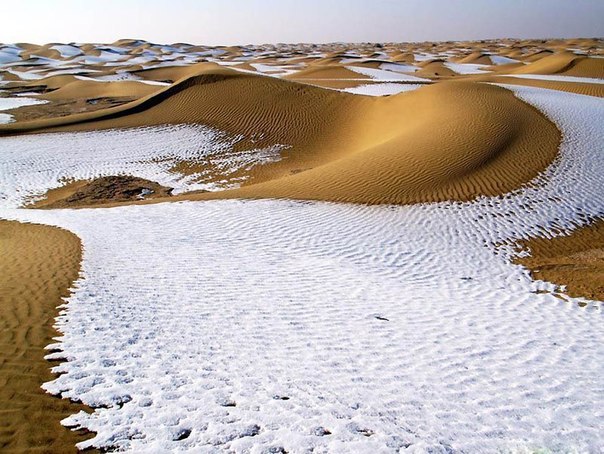 Песок и снег, Пустыня Такла-Макан, Китай.