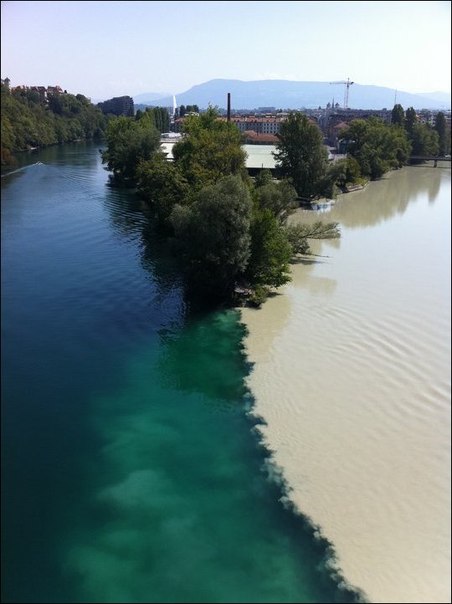 Сезонное явление - слияние рек Роны и Арва в Женеве, Швейцария. Слева Рона, вытекающая из озера Леман, а справа Арв - получает воду из ледников Шамони.