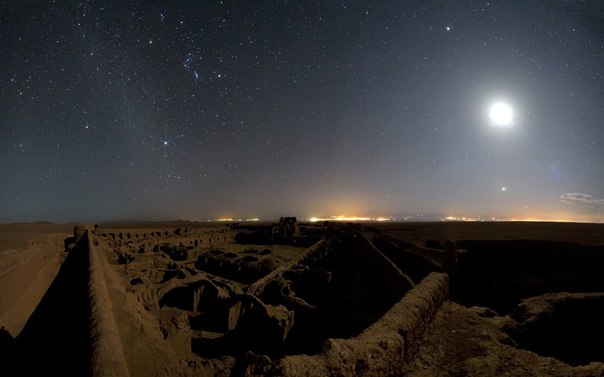 Яркая Луна над древними руинами в Иране. 