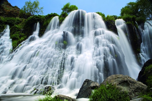 Шакинский водопад в Армении высотой 18 метров, находится в области Сюник, на севере города Сисиан. 