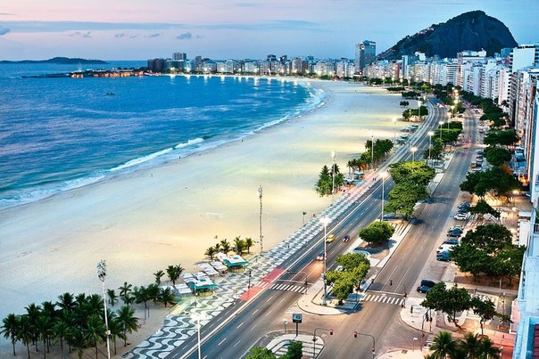 Копакабана - знаменитый четырёхкилометровый пляж в Рио-де-Жанейро, Бразилия