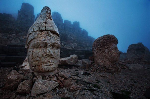 Каменные головы на горе Немрут Даг. Турция, Восточная Анатолия