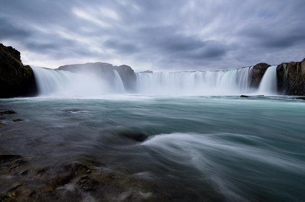 Гудафосс или Годафосс — один из самых известных водопадов Исландии, находящийся на севере острова недалеко от Акюрейри, на реке Скьяульфандафльоут Водопад не самый высокий, но один из самых посещаемых туристами водопадов Исландии. 