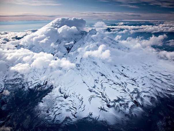 Илиамна — действующий вулкан в Северной Америке, на полуострове Аляска, находится в северной части Алеутского хребта.