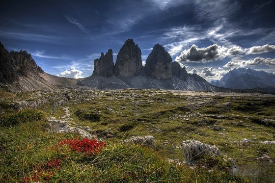 Трэ Чиме ди Лаваредо – это три необычных пика, похожих на зубцы, расположенные на северо-востоке Италии в так называемых Доломити ди Сесто и входящие в состав одноименного природного парка. Это, пожалуй, самая известная горная гряда Доломитовых Альп. Восточный пик носит название Чима Пиккола (2857 м),  центральный – Чима Гранде (2999 м), а западный – Чима Овест (2973 м). Как и другие местные горы, они сложены из слоистого доломита.