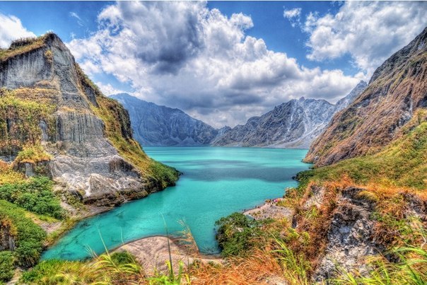 Лагуна-де-Бай  — крупнейшее озеро Филиппин. Находится на острове Лусон.