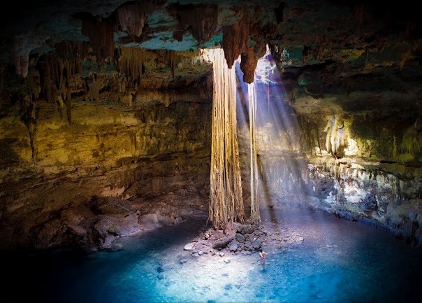 В самом сердце полуострова Юкатан под ногами ничего не подозревающих туристов скрыты удивительные сокровища. Местные жители называют их «сеноте». Это карстовые пещеры: в течение многих сотен лет вода растворяла известняк, формируя подземные галереи. 