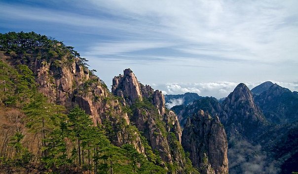 Хуаншань — горная гряда в провинции Аньхой в восточной части Китая (примерно 300 километров на юго-запад от Шанхая).