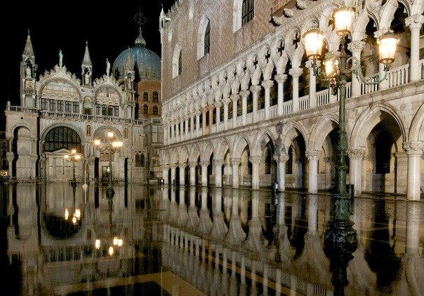 Площадь Сан-Марко — главная городская площадь Венеции, Италия. Логически состоит из двух частей: Пьяцетты — площадки от Гранд-канала до колокольни, и непосредственно Пьяццы (площади). Площадь Сан-Марко самое низкое место в городе, и при наводнениях оно превращается в озеро.