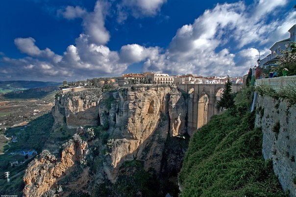Ронда — город и муниципалитет в Испании, входит в провинцию Малага, в составе автономного сообщества Андалусия. В настоящее время живописный город в горах является важным туристическим центром.