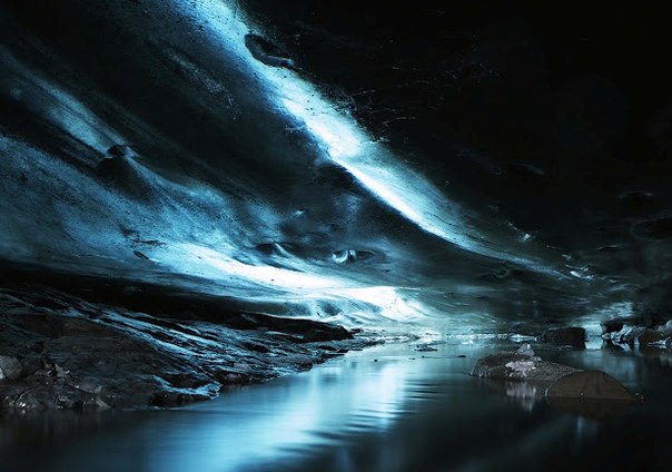В национальном парке Скафтафель в Исландии можно забраться в ледяные пещеры. Их освещают солнечные лучи, проходящие через плотный бирюзовый лед. 