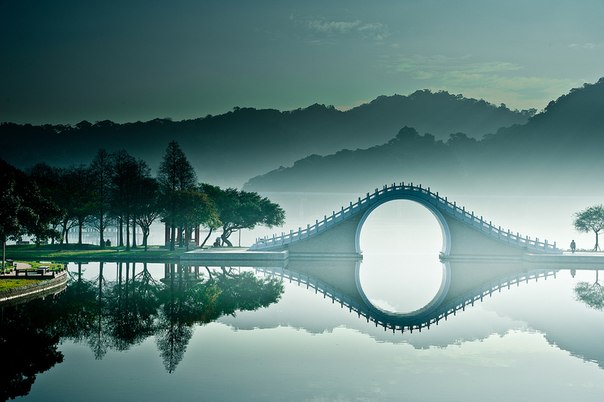 Мост Нефритового Пояса у западного берега Куньминского озера в Летнем дворце императора Цяньлуна. Этот каменный мост, сооружённый в XVIII веке, устроен таким образом, чтобы пропускать под собой императорскую ладью.