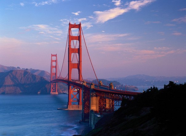 Golden Gate Bridge (мост «Золотые Ворота») – это не только один самых известных и красивых мостов мира. Сегодня это визитная карточка Сан-Франциско и один из символов Америки. Посмотреть его ежегодно приезжает множество туристов со всего мира, а также из самих США. 